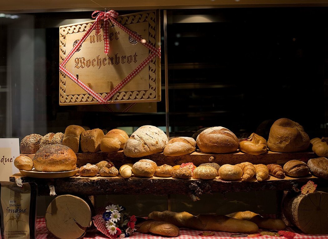 Photographie documentaire : Assortiment de pains dans une boulangerie de Saint-Moritz, aux Grisons.